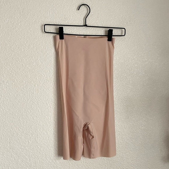 SPANX Women's Thinstincts High-Waisted Mid-Thigh Short M - Picture 2 of 11